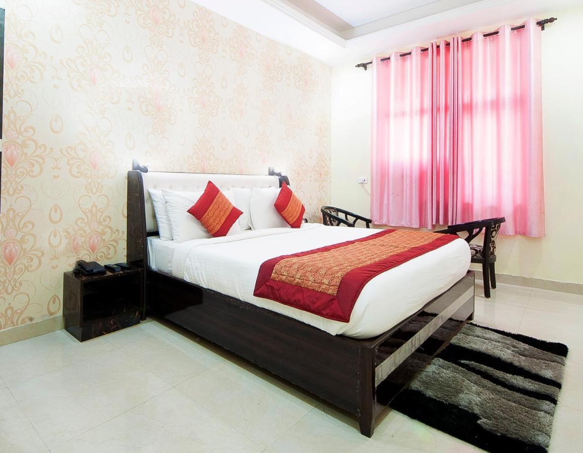 The Alpino Hotel New Delhi Bagian luar foto