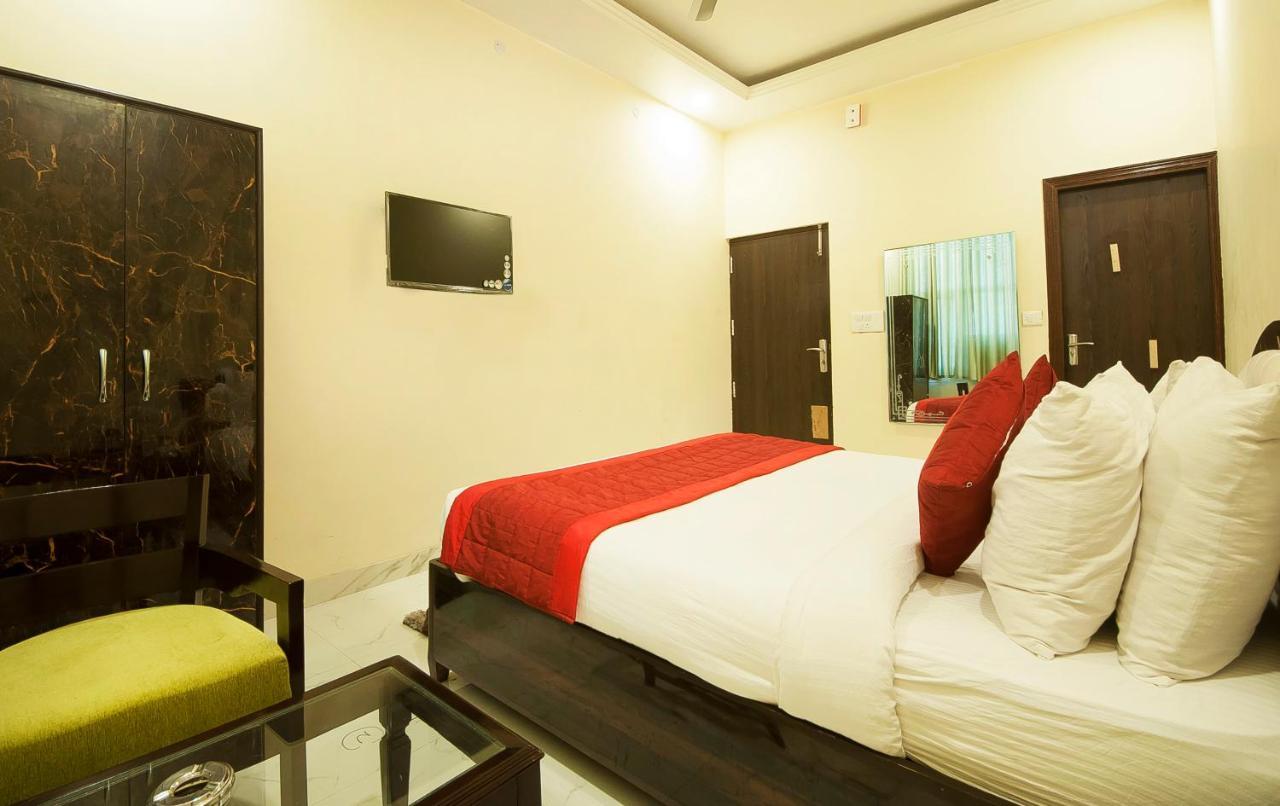The Alpino Hotel New Delhi Bagian luar foto