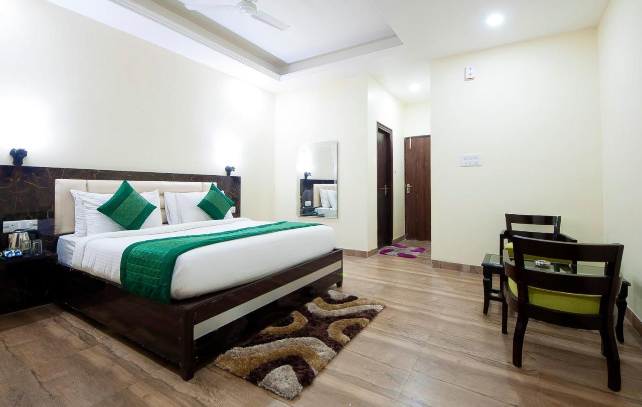 The Alpino Hotel New Delhi Bagian luar foto