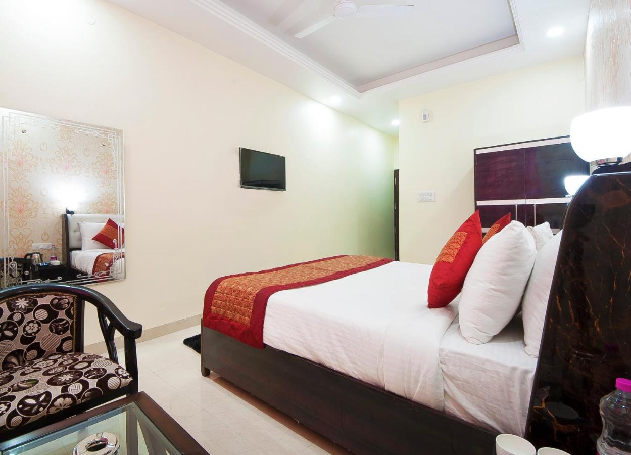 The Alpino Hotel New Delhi Bagian luar foto