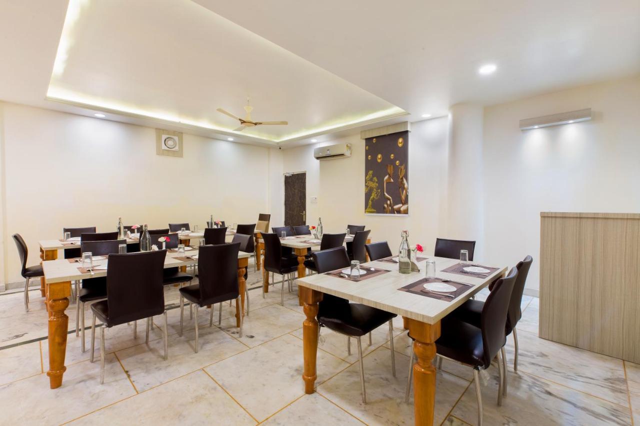 The Alpino Hotel New Delhi Bagian luar foto