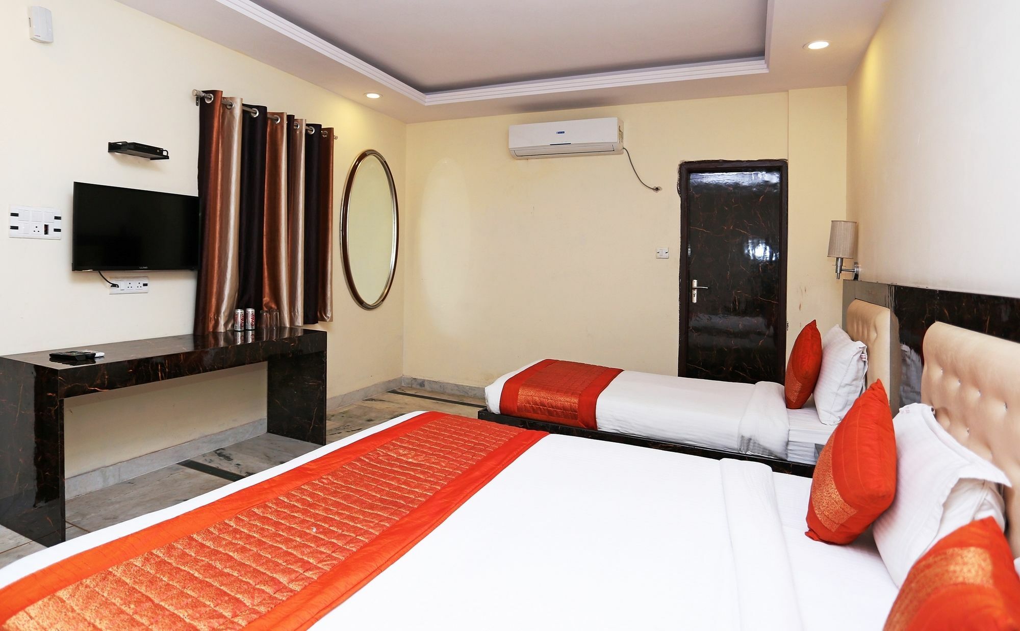 The Alpino Hotel New Delhi Bagian luar foto