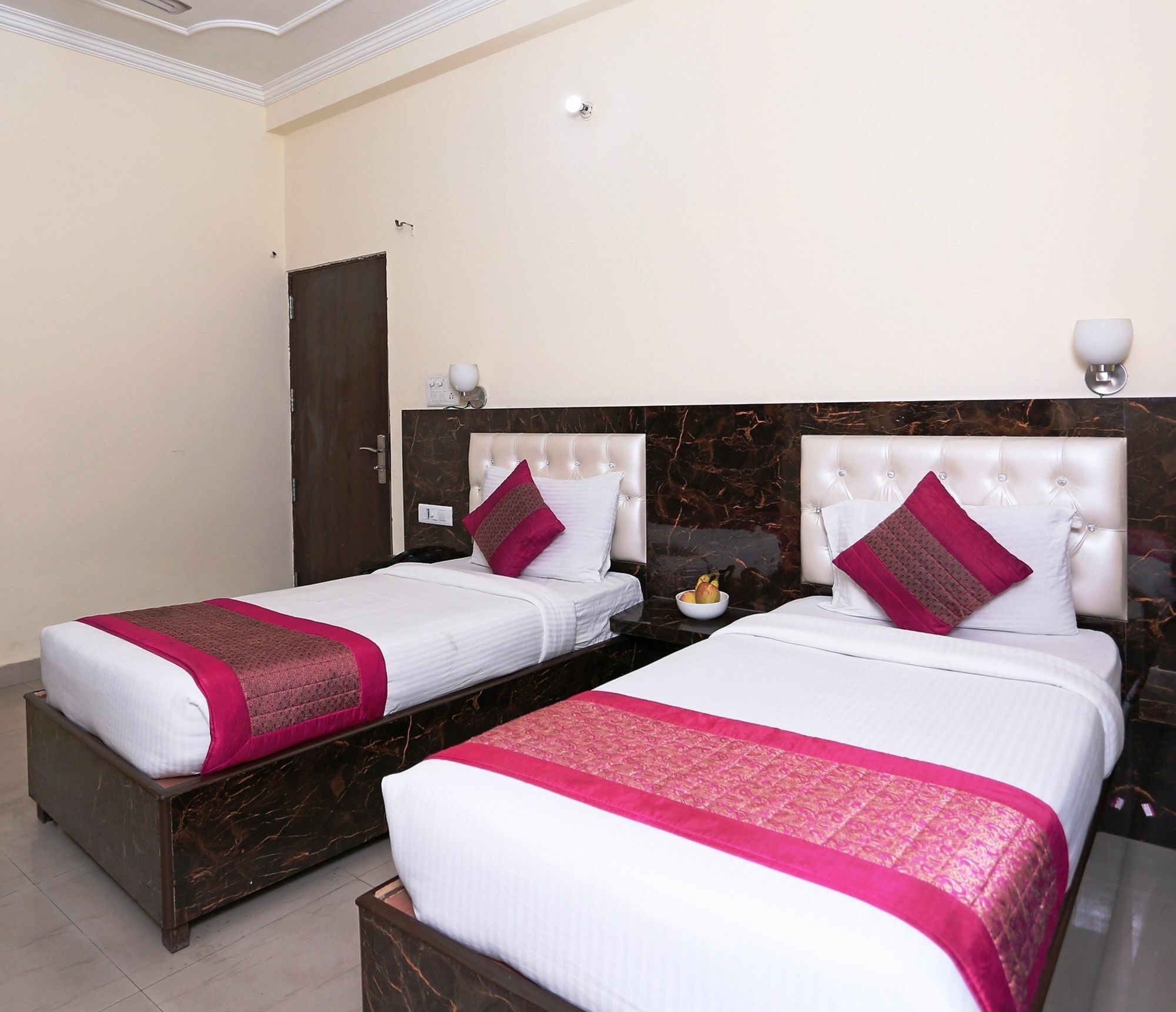The Alpino Hotel New Delhi Bagian luar foto